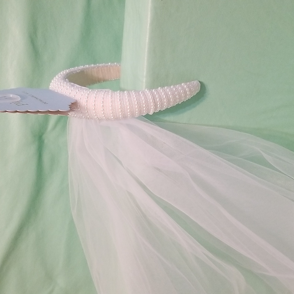 Pearl headband with detachable veil